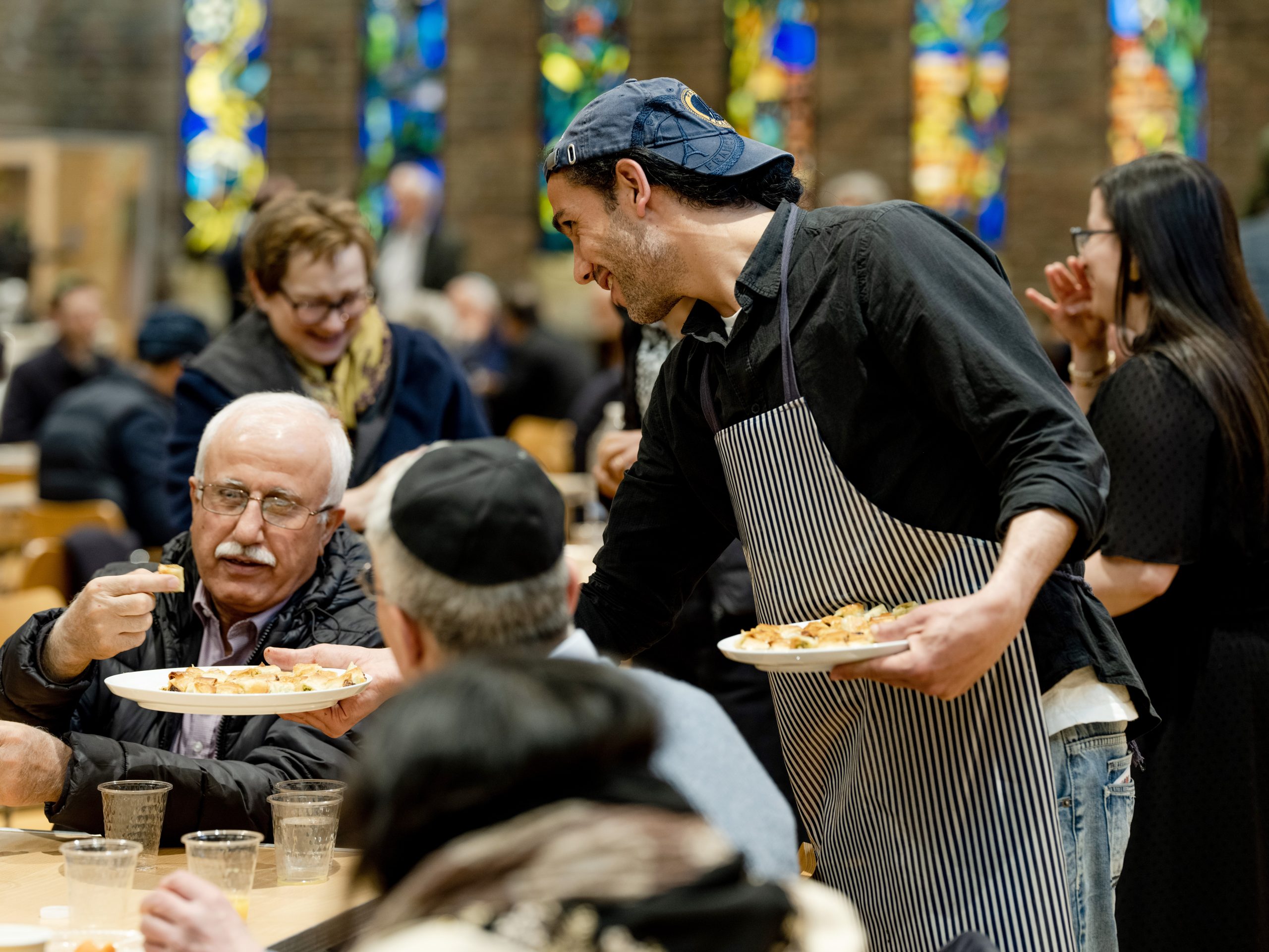 Jewish community host Muslims in Synagogue for Ramadan meal
